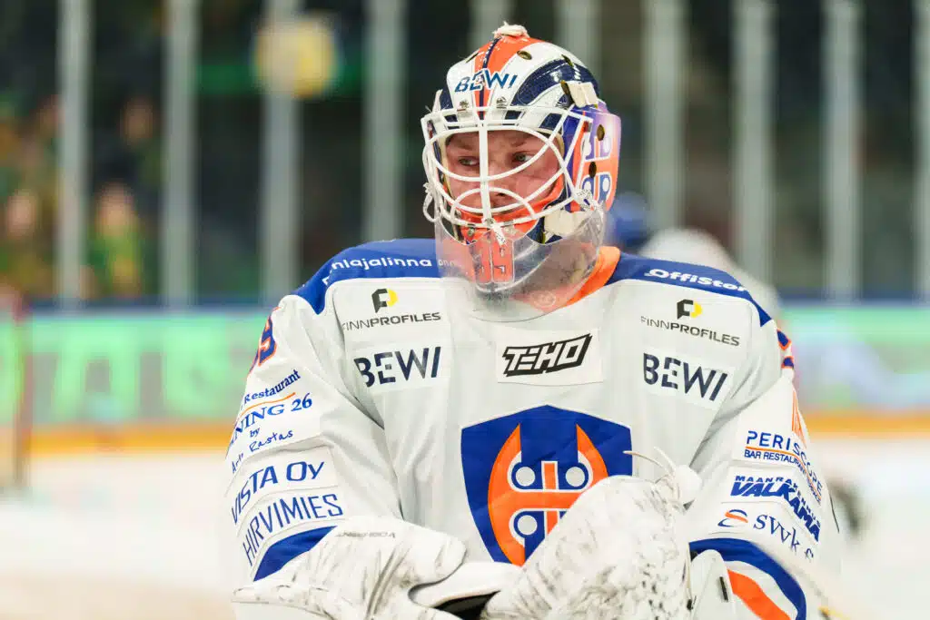 Ässiltä kova kaappaus tolppien väliin