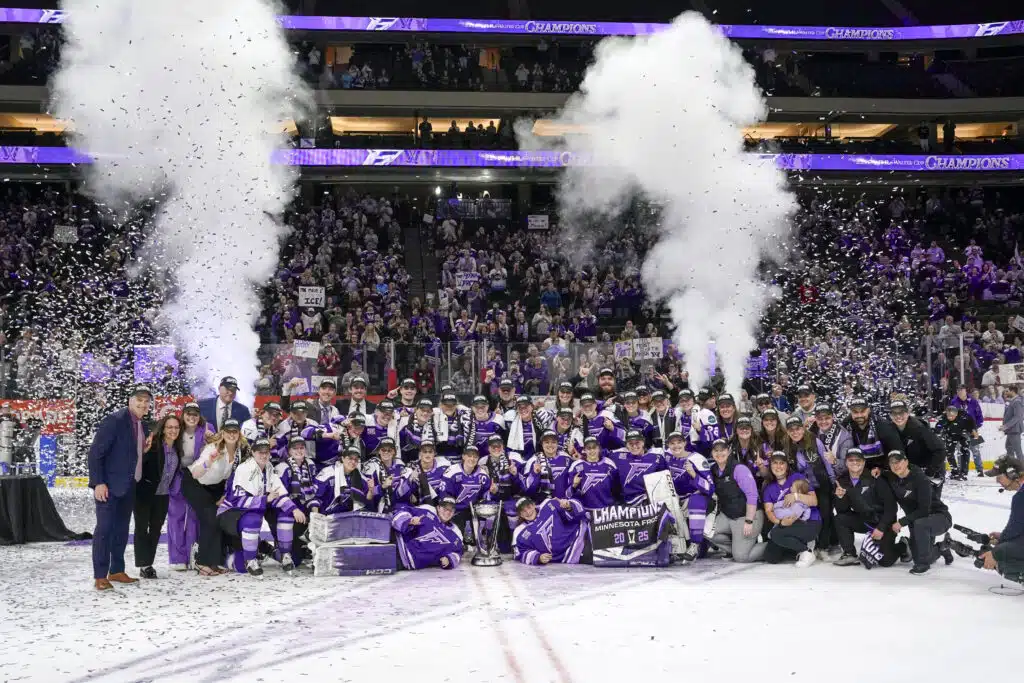 Suomalaisvalmentaja juhli mestaruutta USA:ssa - maajoukkuepelaajalle kitkerä pettymys Suomalaisvalmentaja juhli mestaruutta USA:ssa – maajoukkuepelaajalle kitkerä pettymys