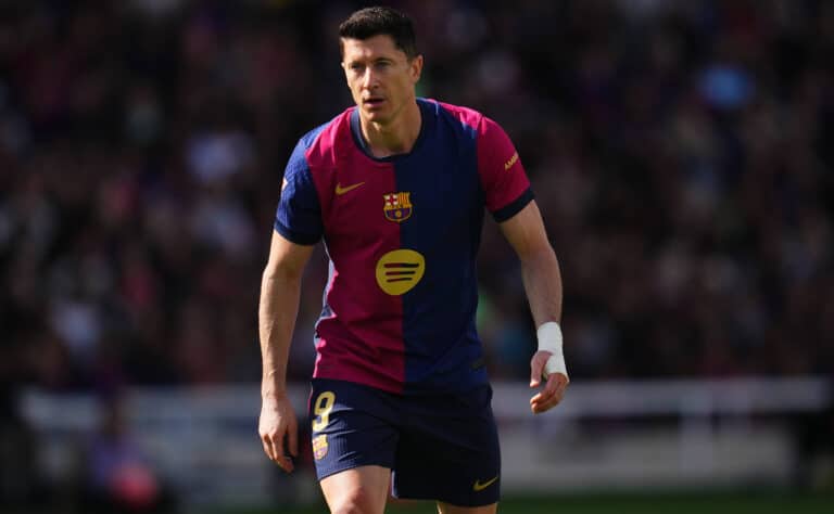 Barcelonan Robert Lewandowski teloi oman joukkueensa pelaajan