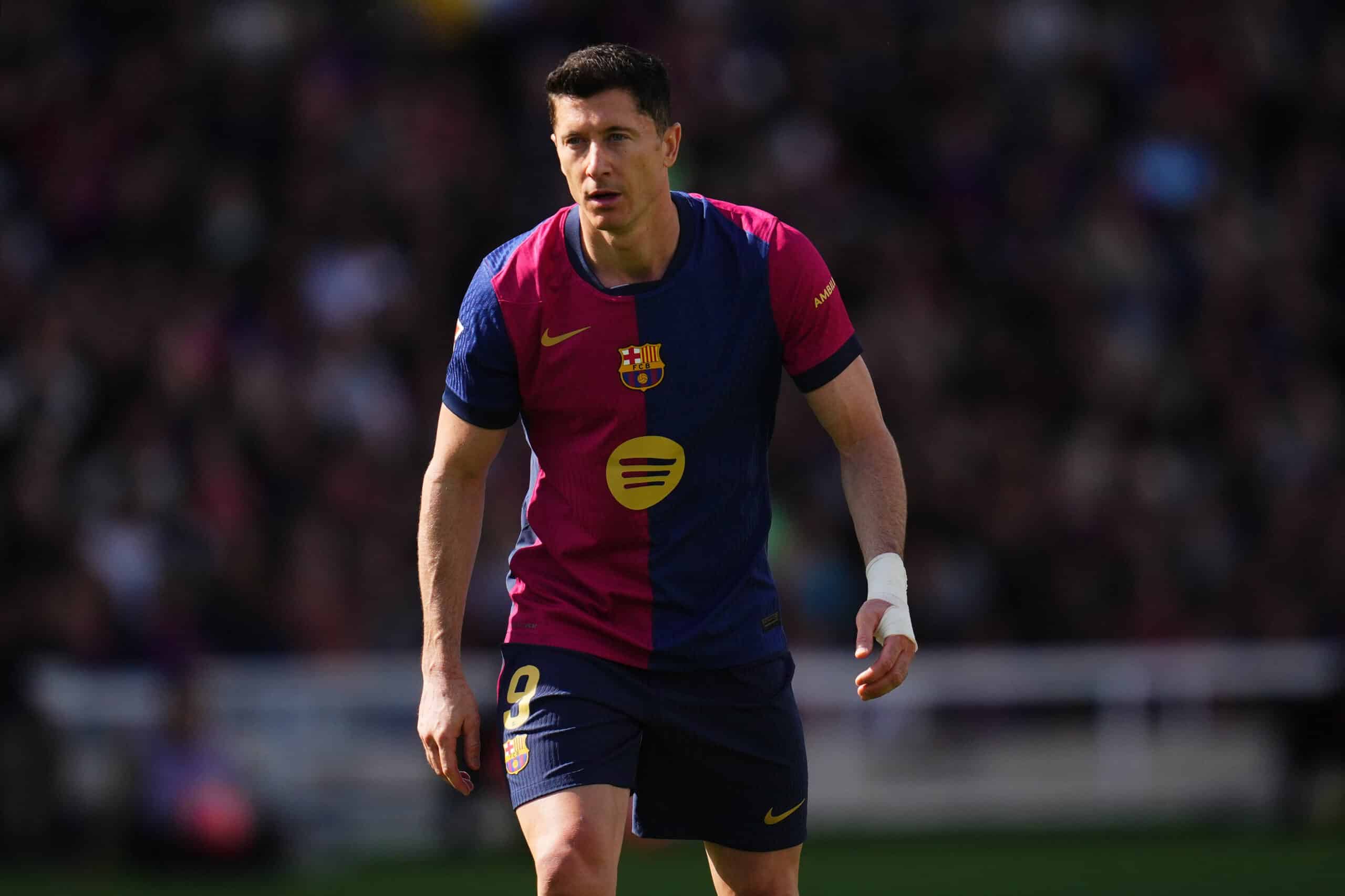 Barcelonan Robert Lewandowski teloi oman joukkueensa pelaajan