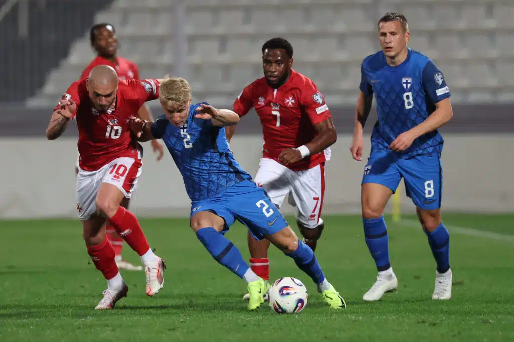 Huuhkaja-pelaaja juhli nousua