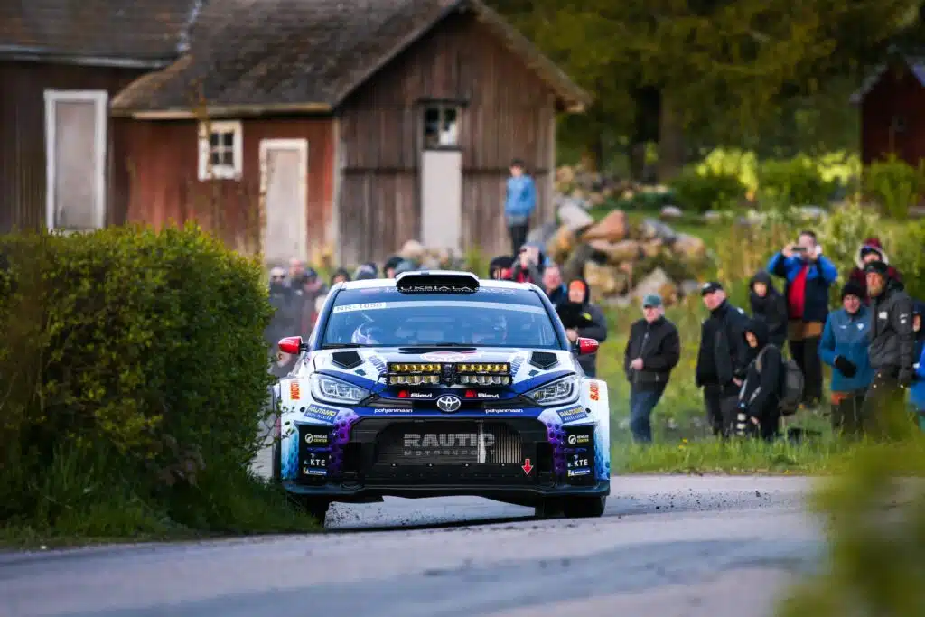 Suomen rallilupaus ajoi palkintopallille EM-rallissa – WRC-tähti hallitsi kilpailua