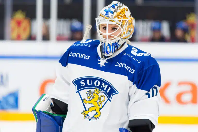 Jääkiekon maalivahtikohu paisuu – suomalaisen huippuveskarin suu tukittiin