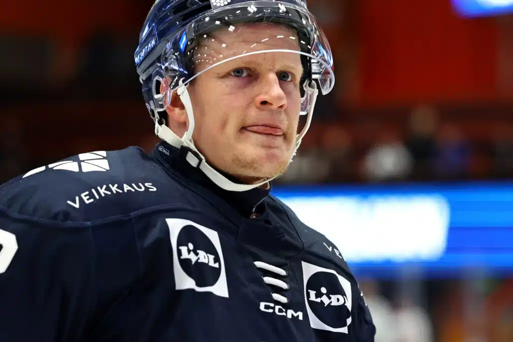 Jättimäistä palkkaa nauttinut suomalaispelaaja sai potkut Ruotsista – siirtyy Oulun Kärppiin