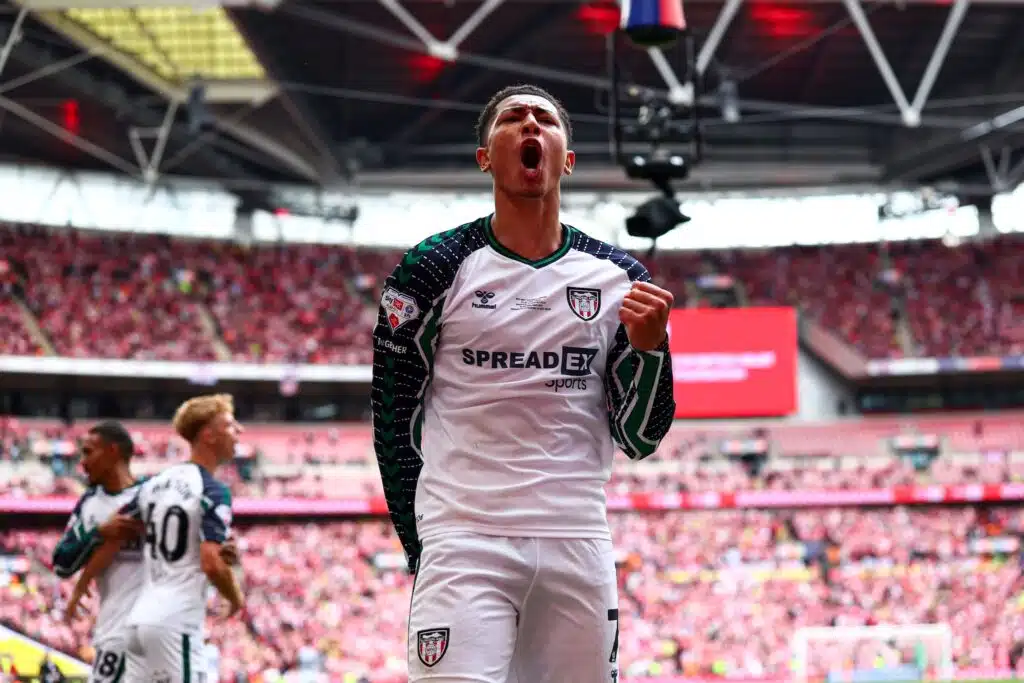 Jalkapallojätti sulki pukukoppinsa – syynä tähtipelaajan vanhemmat