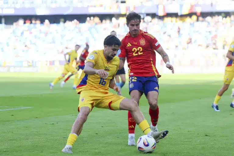 Espanja vältti häpeän – Romanian punainen kortti maksoi voiton