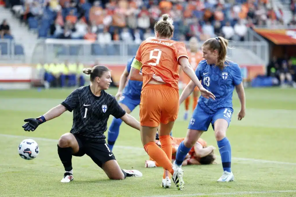 Hollanti aloitti EM-kisat vakuuttavasti