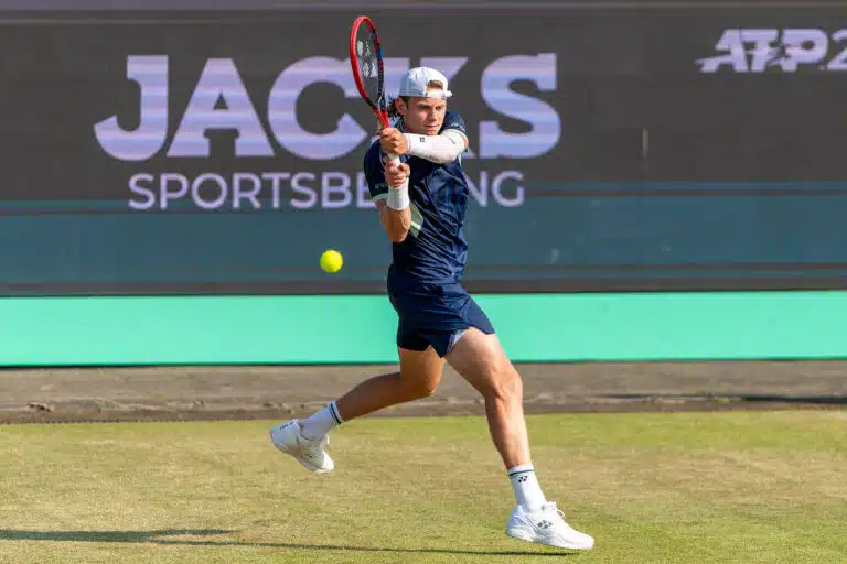 Tenniksen ATP-kiertueella jättiyllätys – Belgian tennistähti kykeni ällistyttävään temppuun
