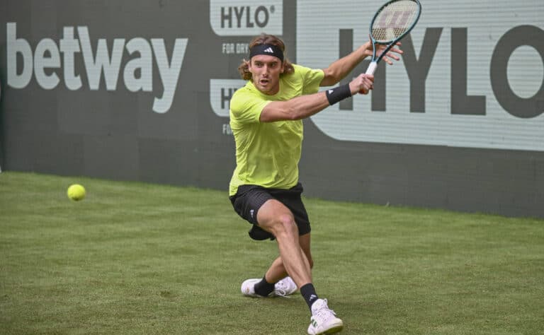 Tenniskenttien adonis voittoon selkävaivasta huolimatta