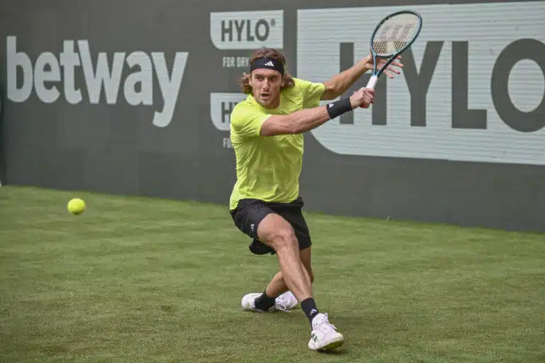Tenniskenttien adonis voittoon selkävaivasta huolimatta