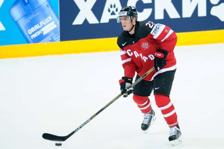 822 NHL-ottelua pelannut puolustaja iski hokkarit naulaan