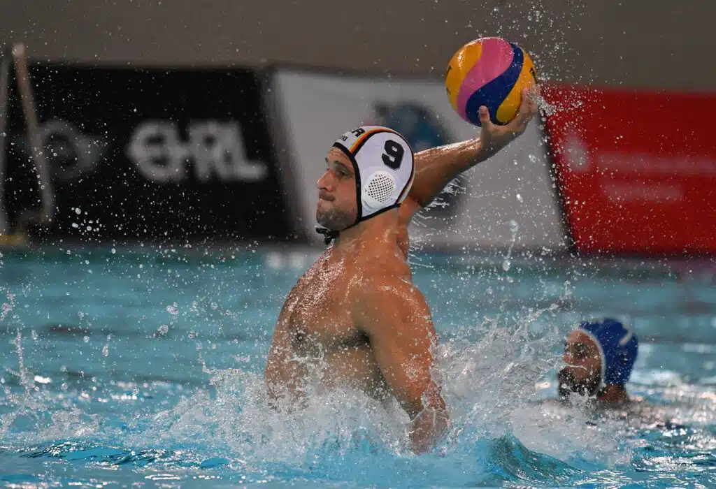 Suomen vesipallomaajoukkueille kylmää kyytiä – miehet haastoivat Ruotsin tiukasti