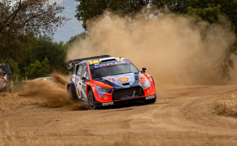 EK4: Ott Tänak hyökkäsi rajusti – Toyotalla ikävä tilanne Sardinian MM-rallissa