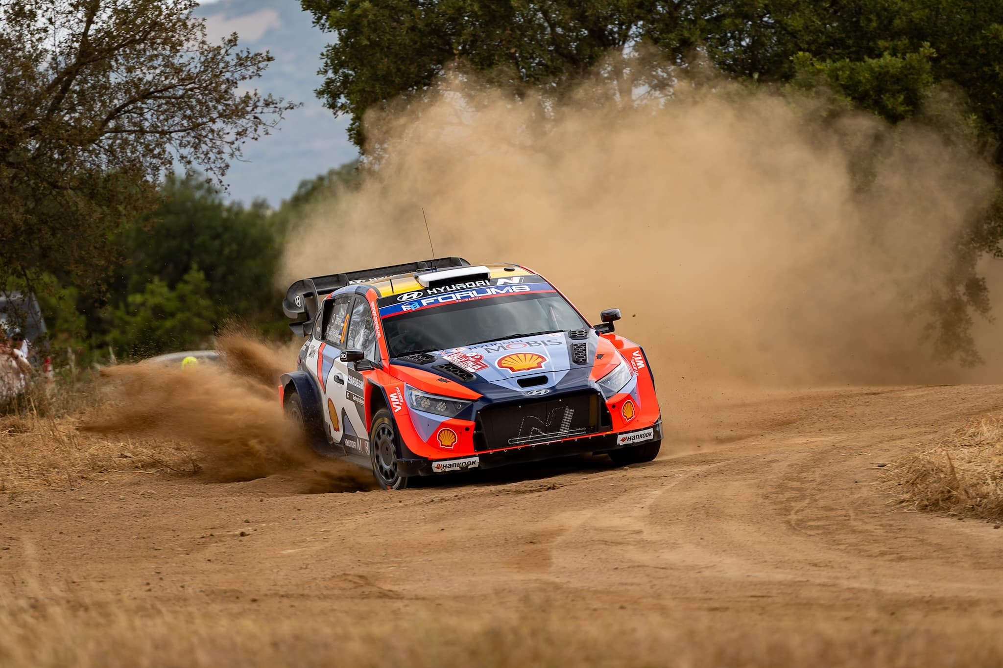 EK4: Ott Tänak hyökkäsi rajusti – Toyotalla ikävä tilanne Sardinian MM-rallissa