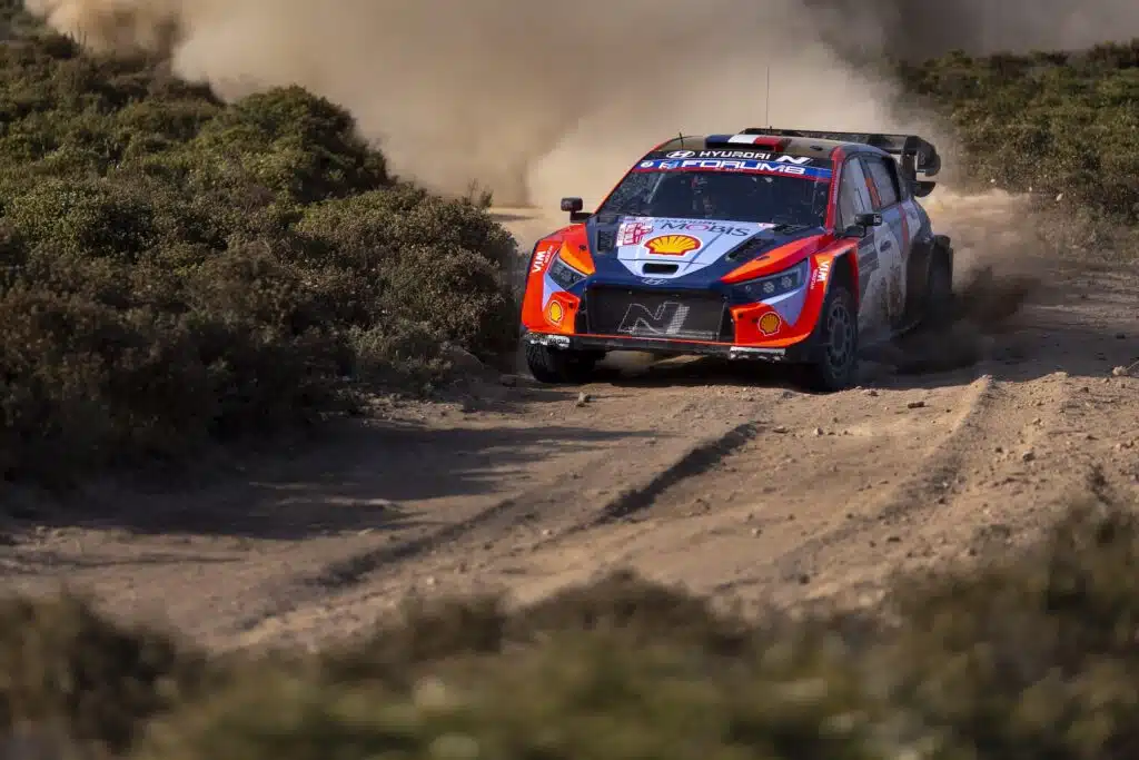 EK11: Valtavaa draamaa MM-rallissa! Hyundai-kuljettaja katollaan, Sami Pajarille raju takaisku