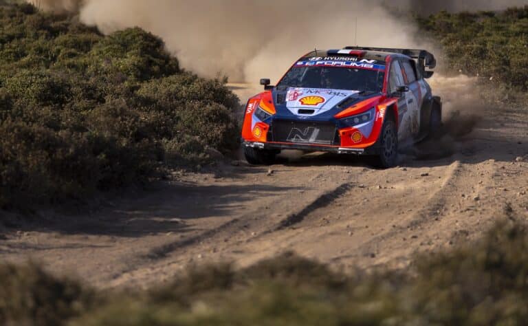 EK11: Valtavaa draamaa MM-rallissa! Hyundai-kuljettaja katollaan, Sami Pajarille raju takaisku