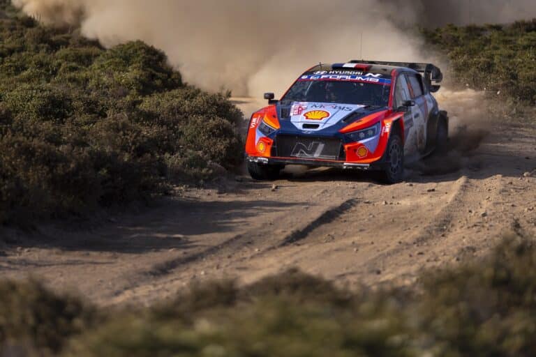 EK11: Valtavaa draamaa MM-rallissa! Hyundai-kuljettaja katollaan, Sami Pajarille raju takaisku