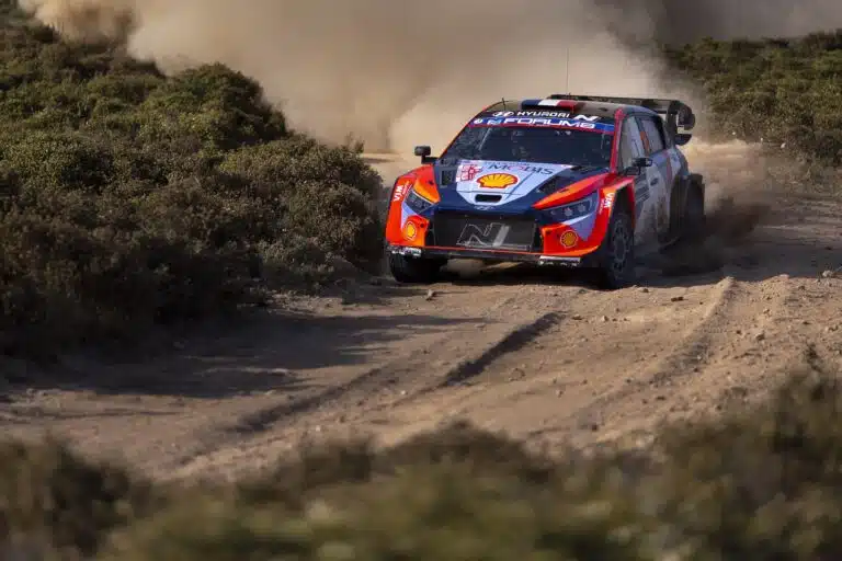 EK11: Valtavaa draamaa MM-rallissa! Hyundai-kuljettaja katollaan, Sami Pajarille raju takaisku