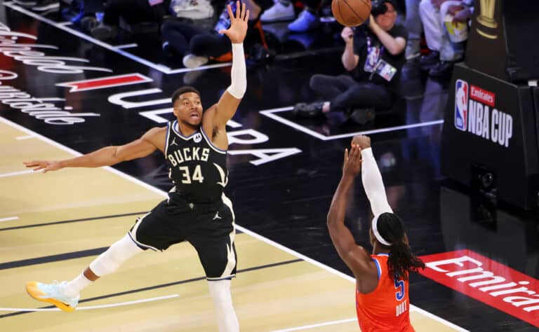 Huhuille stoppi – NBA:n supertähti pysyy Milwaukeessa