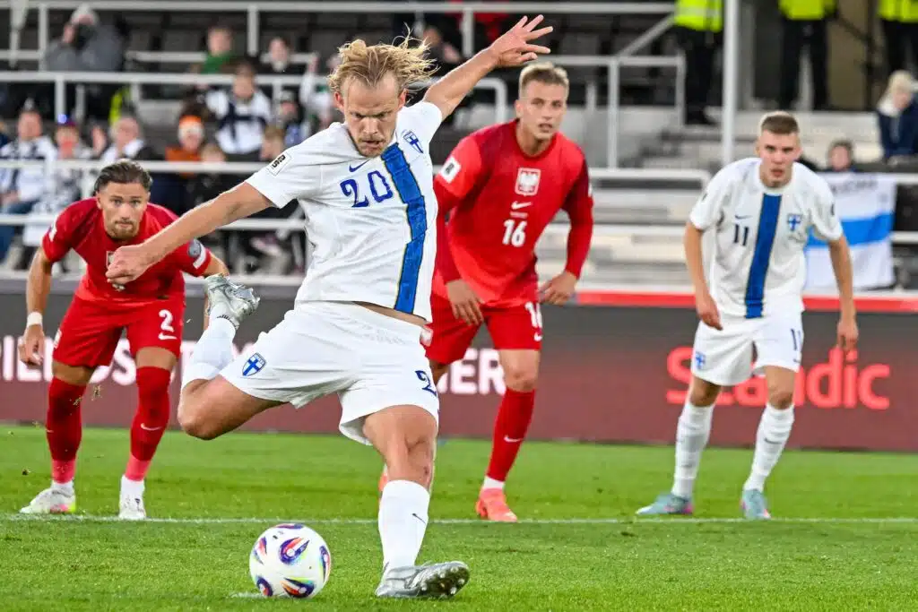 Huuhkajille upea voitto traagisessa illassa – Puolan kannattajilta tylyt terveiset maan päävalmentajalle