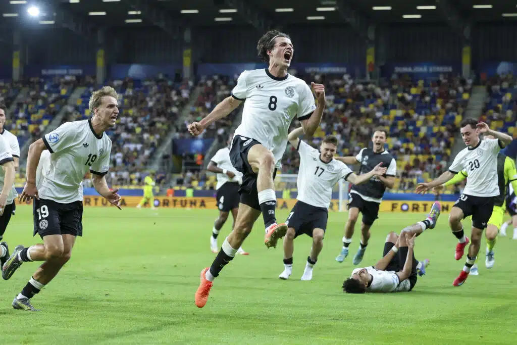 Saksa murskavoitolla EM-finaaliin – tähtihyökkääjä hirmuvireessä