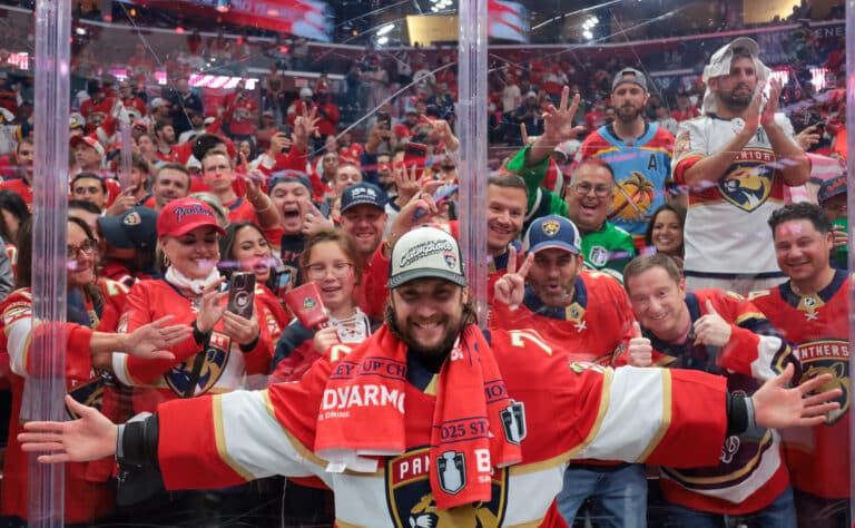 Florida Panthersin Stanley Cup-juhlissa nähtiin hyvin irvokas näky Florida Panthersin Stanley Cup-juhlissa nähtiin hyvin irvokas näky