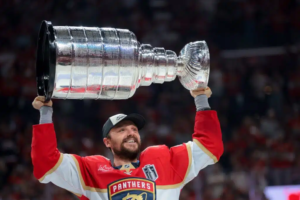 Hauska video – NHL-tähti leikittelee Stanley Cupilla