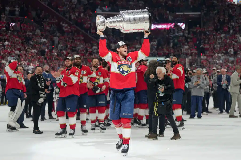 Suomalaisittain karmiva tieto NHL:stä – tähtihyökkääjä lasarettiin