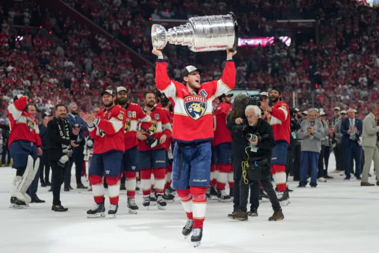 Suomalaisittain karmiva tieto NHL:stä – tähtihyökkääjä lasarettiin
