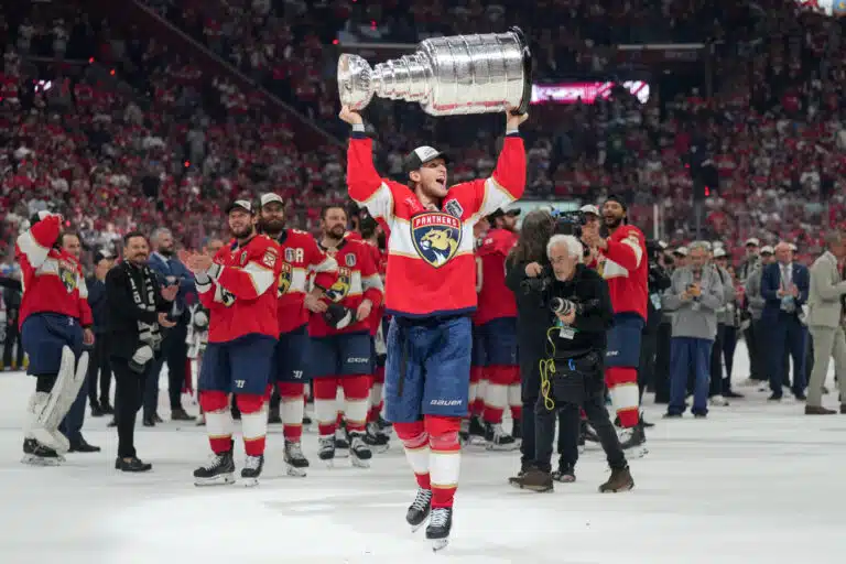Suomalaisittain karmiva tieto NHL:stä – tähtihyökkääjä lasarettiin