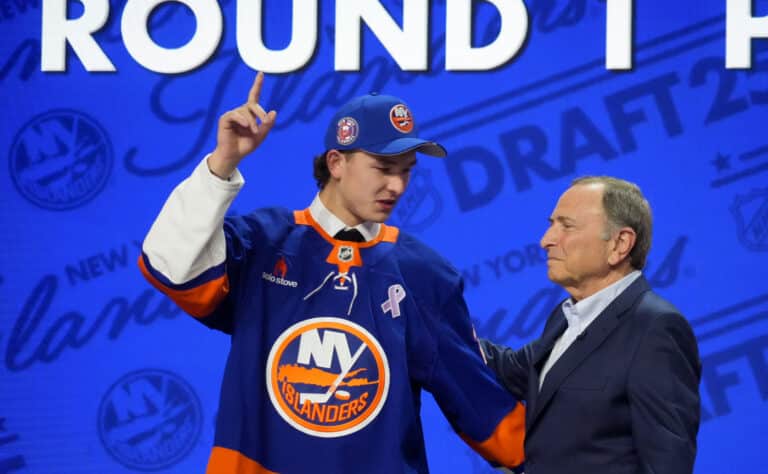NHL:n ykkösvaraus puhkesi kyyneliin – ”Toivon, että äitini voisi olla täällä”