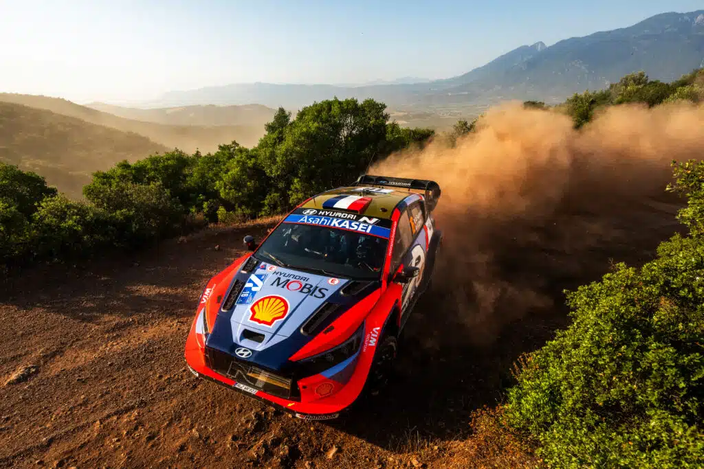 Kreikan MM-rallin kärjessä draamaa – Kalle Rovanperä täysin pihalla (ek10)