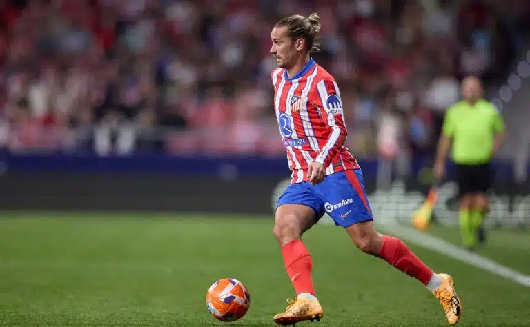 Jalkapallotähti kuumissa siirtohuhuissa - päävalmentaja hermostui toimittajille Jalkapallotähti kuumissa siirtohuhuissa – päävalmentaja hermostui toimittajille