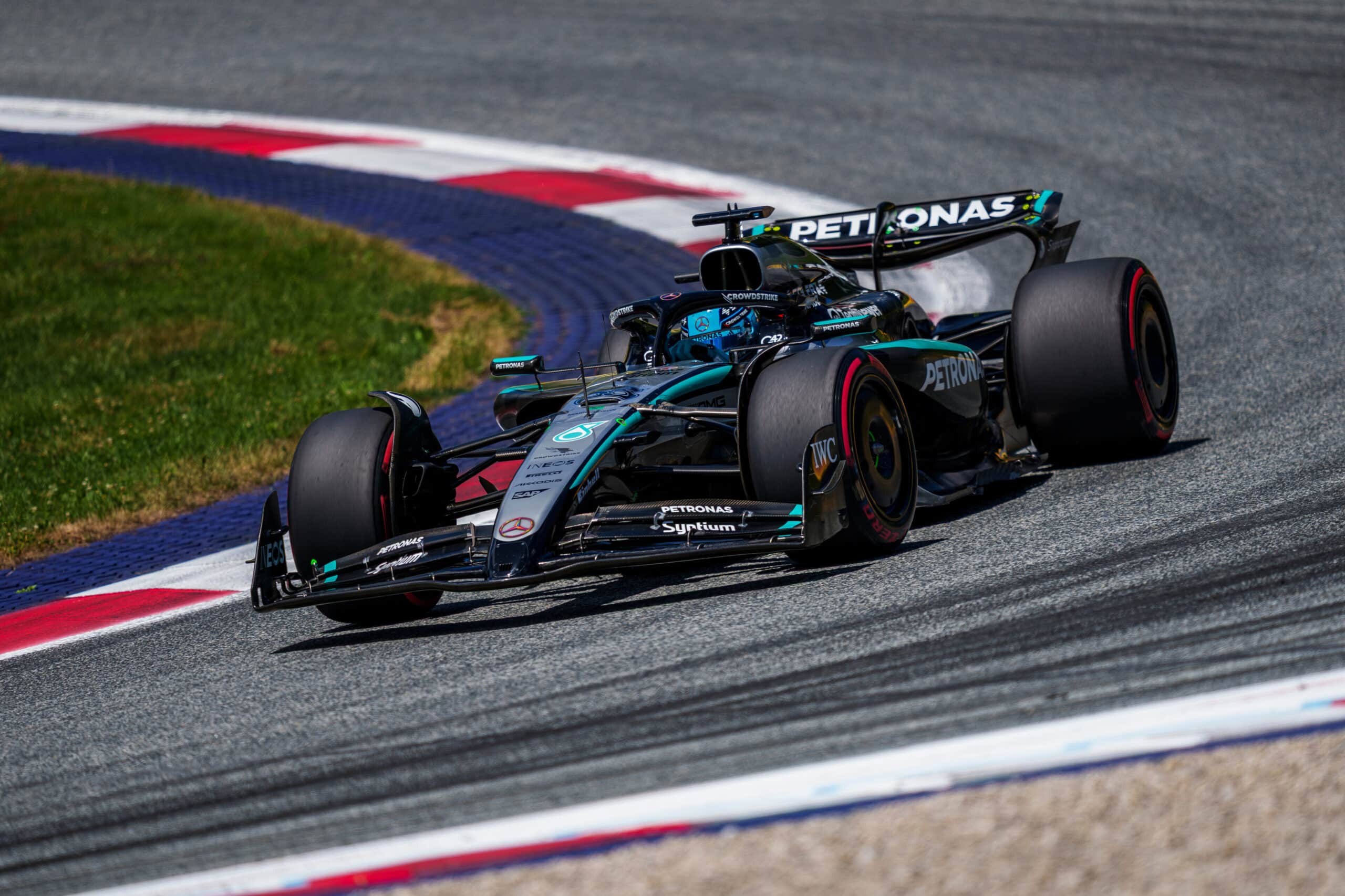 F1-tähti George Russellilta pyyhe kehään