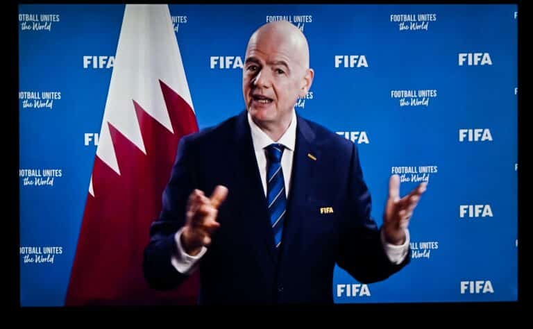 Kiistelty hahmo ilmestyi lavalle – ja esiintyi kuin rokkitähti