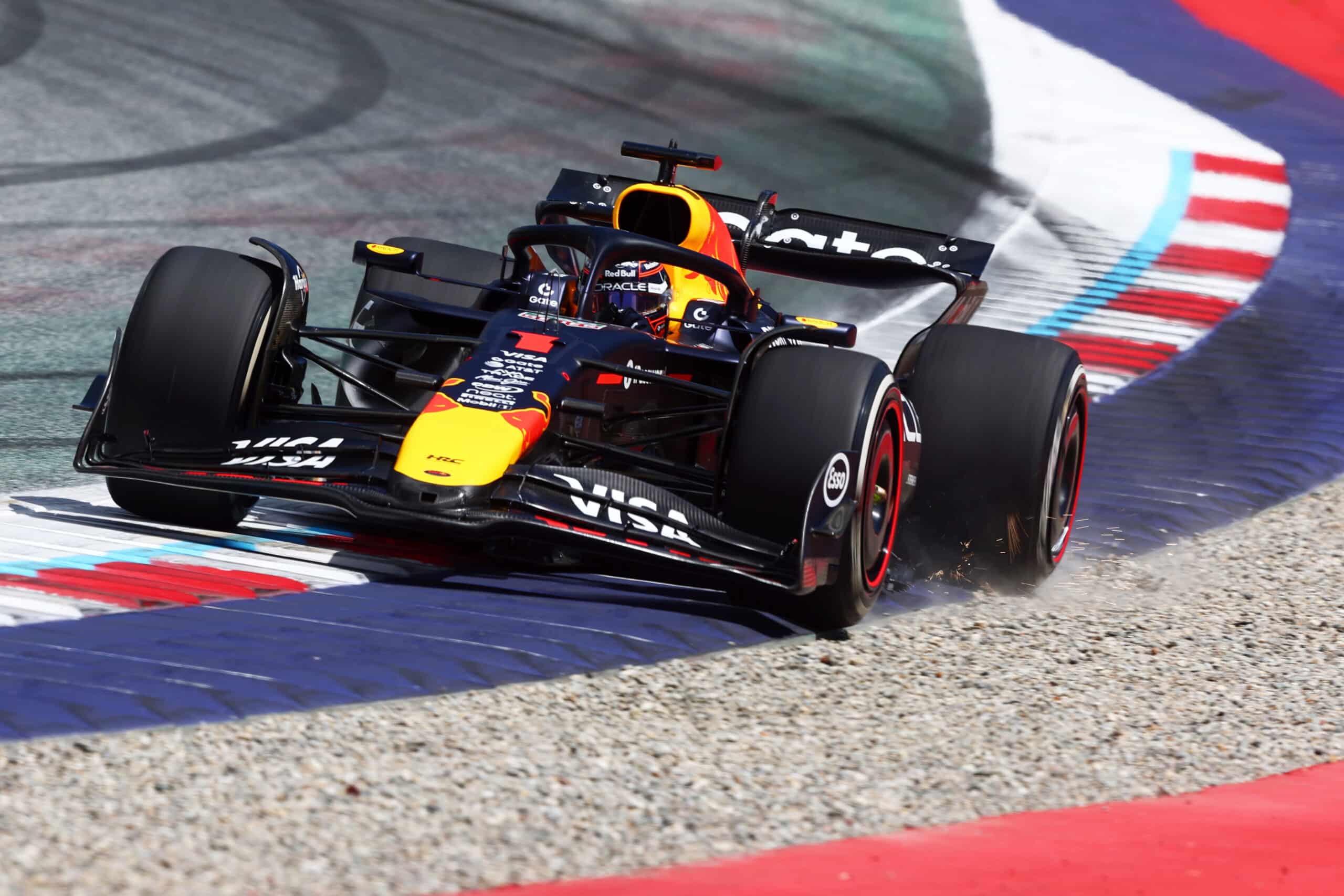 Max Verstappen pyörähti – McLarenit huippuiskussa