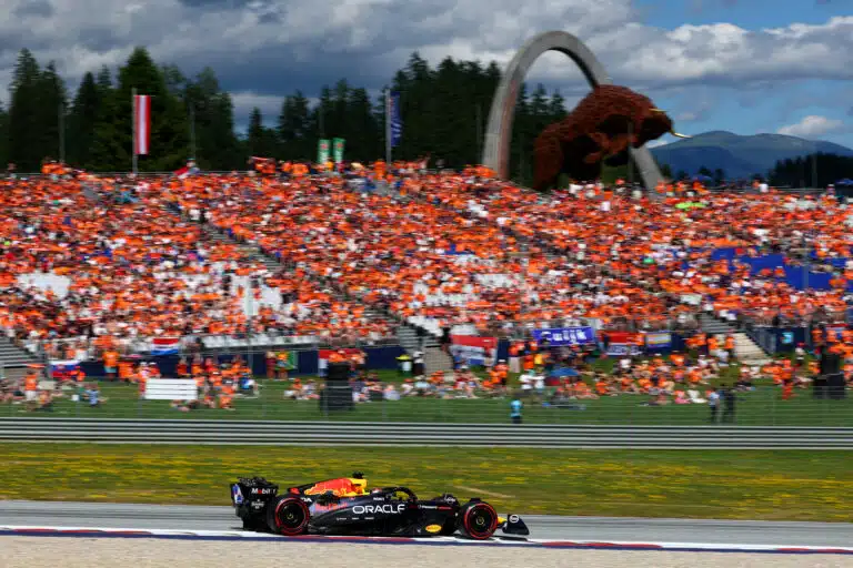 Italian Kimi taklasi Max Verstappenin ulos F1-kisasta – turva-auto radalle