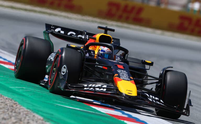 Max Verstappen sikaili – Nico Rosberg vaati diskausta