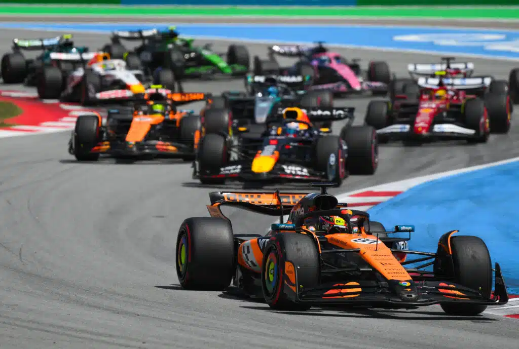 McLarenin F1-tallille täysi katastrofi – kolari tuhosi molempien kisan USA:ssa