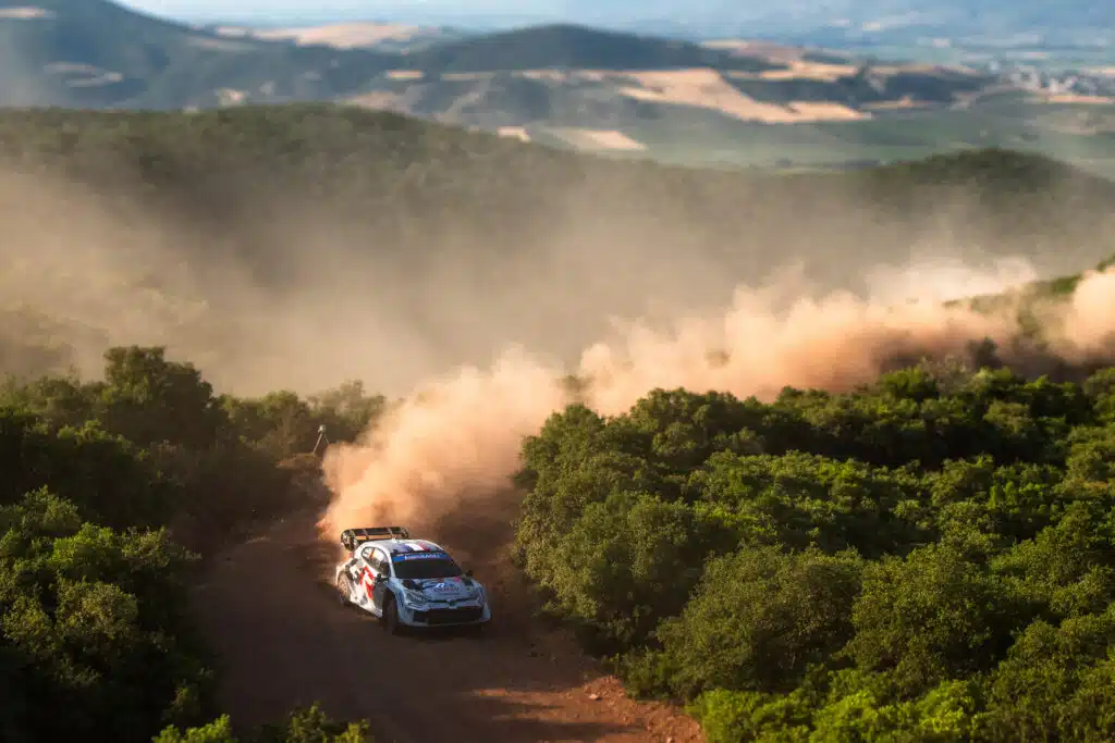 Draamaa Kreikan MM-rallissa – Toyota-kuski tykitti mielettömän pohja-ajan (ek4)