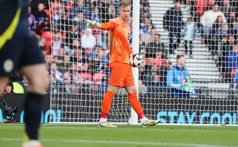 Huuhkaja-pelaajan joukkue sekasorrossa – tuorein valmentaja kesti kuukauden