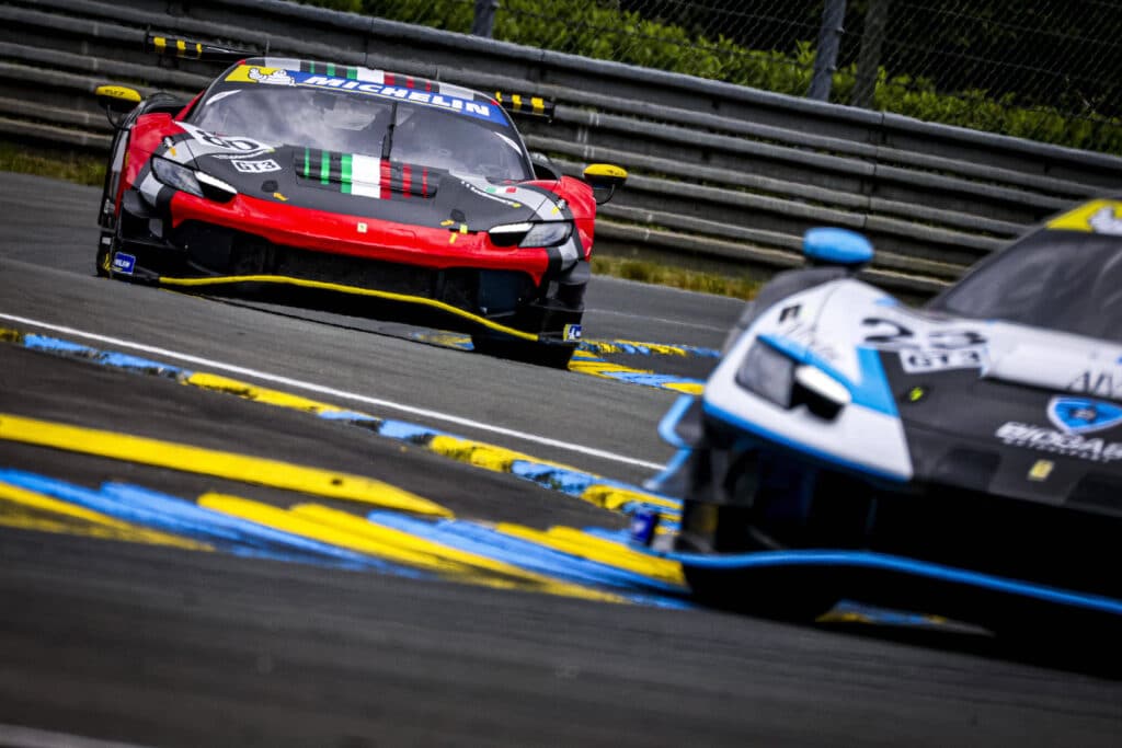 Ferrari-kuskilla keitti pahasti yli - alkoi lyödä ja potkia kilpakumppanin autoa Ferrari-kuskilla keitti pahasti yli – alkoi lyödä ja potkia kilpakumppanin autoa