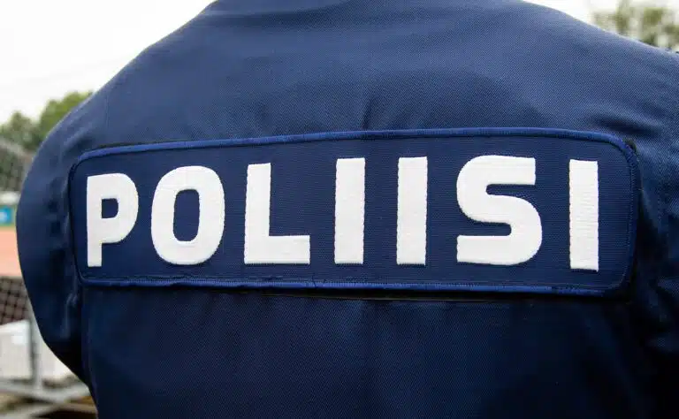Poliisi keskeytti ulkoilmaottelun Poliisi keskeytti ulkoilmaottelun