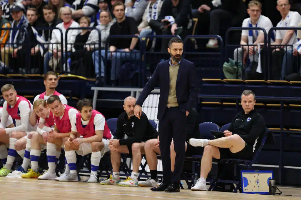 Kova kiinnitys - Suomen futsalmaajoukkue jatkaa tutussa valmennuksessa Kova kiinnitys – Suomen futsalmaajoukkue jatkaa tutussa valmennuksessa