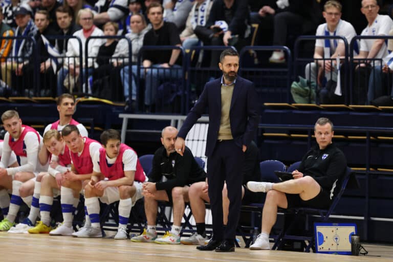 Kova kiinnitys – Suomen futsalmaajoukkue jatkaa tutussa valmennuksessa