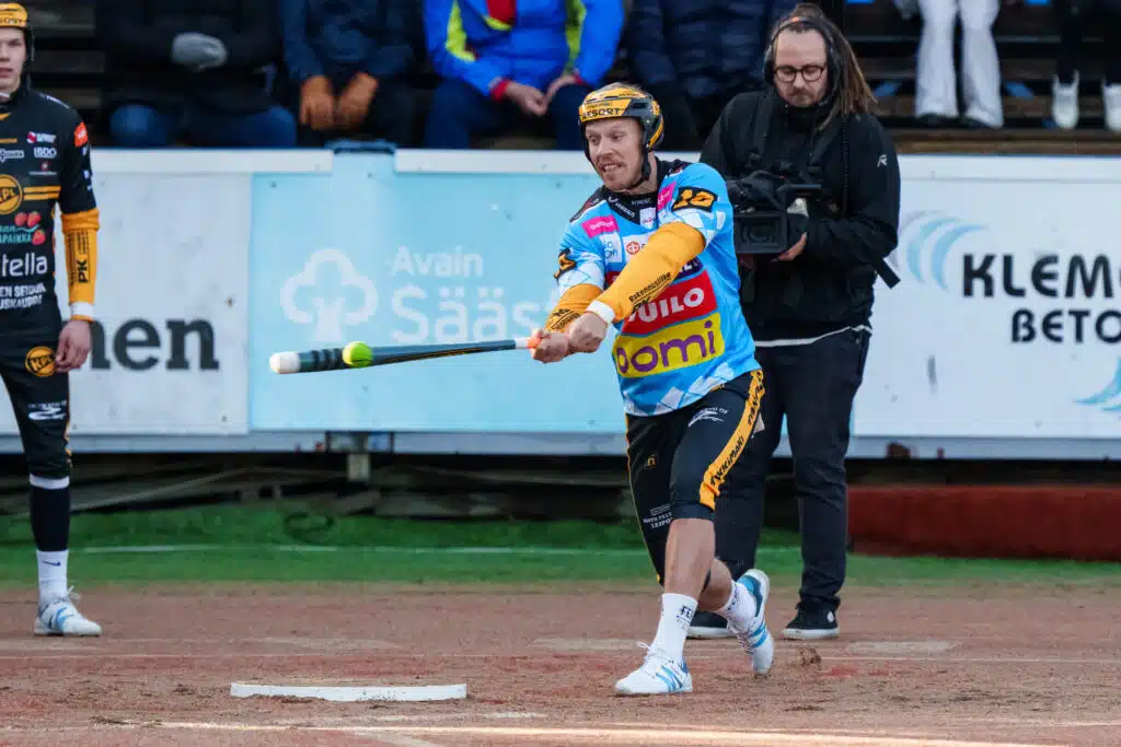 Superpesiksen kärkikamppailu Kouvolan nimiin