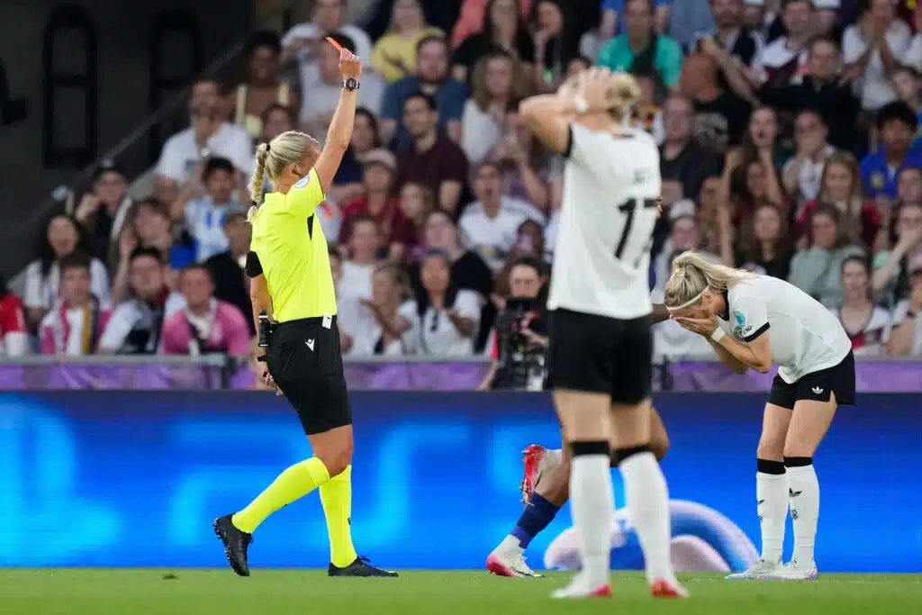 Saksalaispelaaja repi hiuksista – tähän se johti