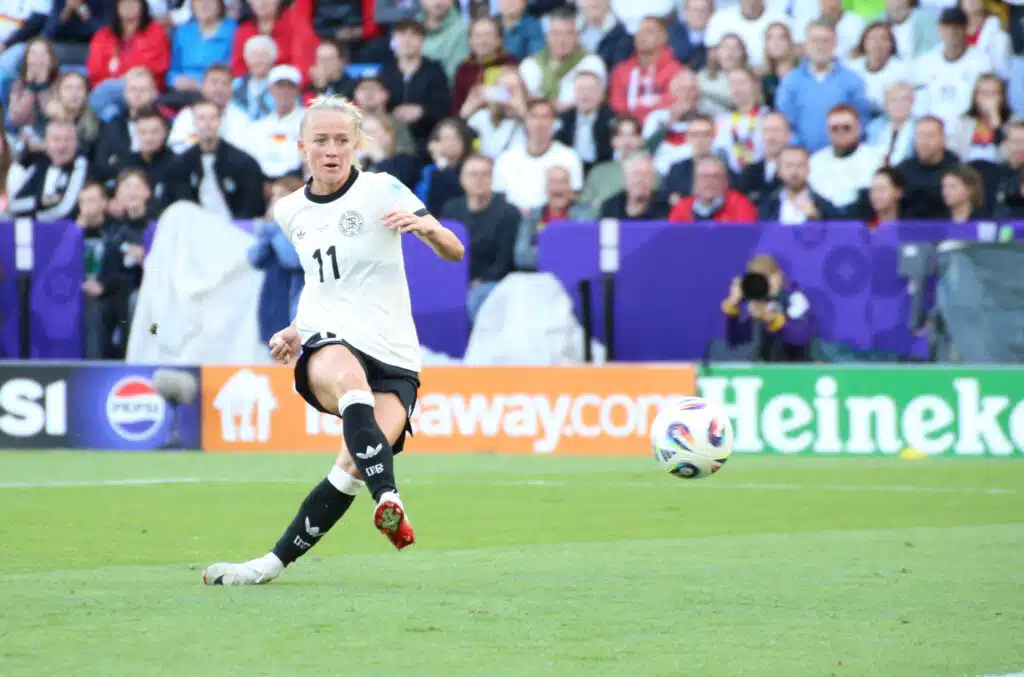 Saksalle tiukka ote jatkopaikkaan – Tanska kaatui toisen jakson osumilla