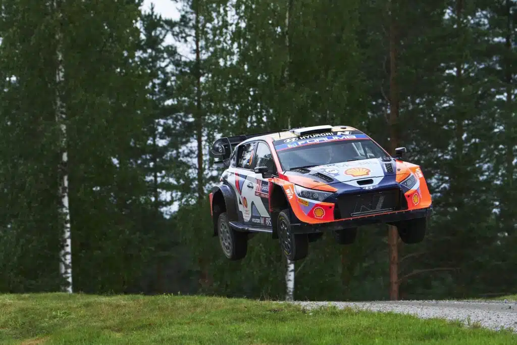 Tällaista keskinopeutta Ott Tänak tykitti Ouninpohjassa – ”Supernopea”