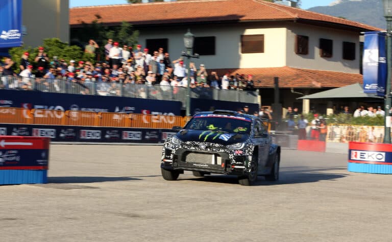 Oliver Solberg johtaa Viron MM-rallia – Kalle Rovanperä iskuetäisyydellä